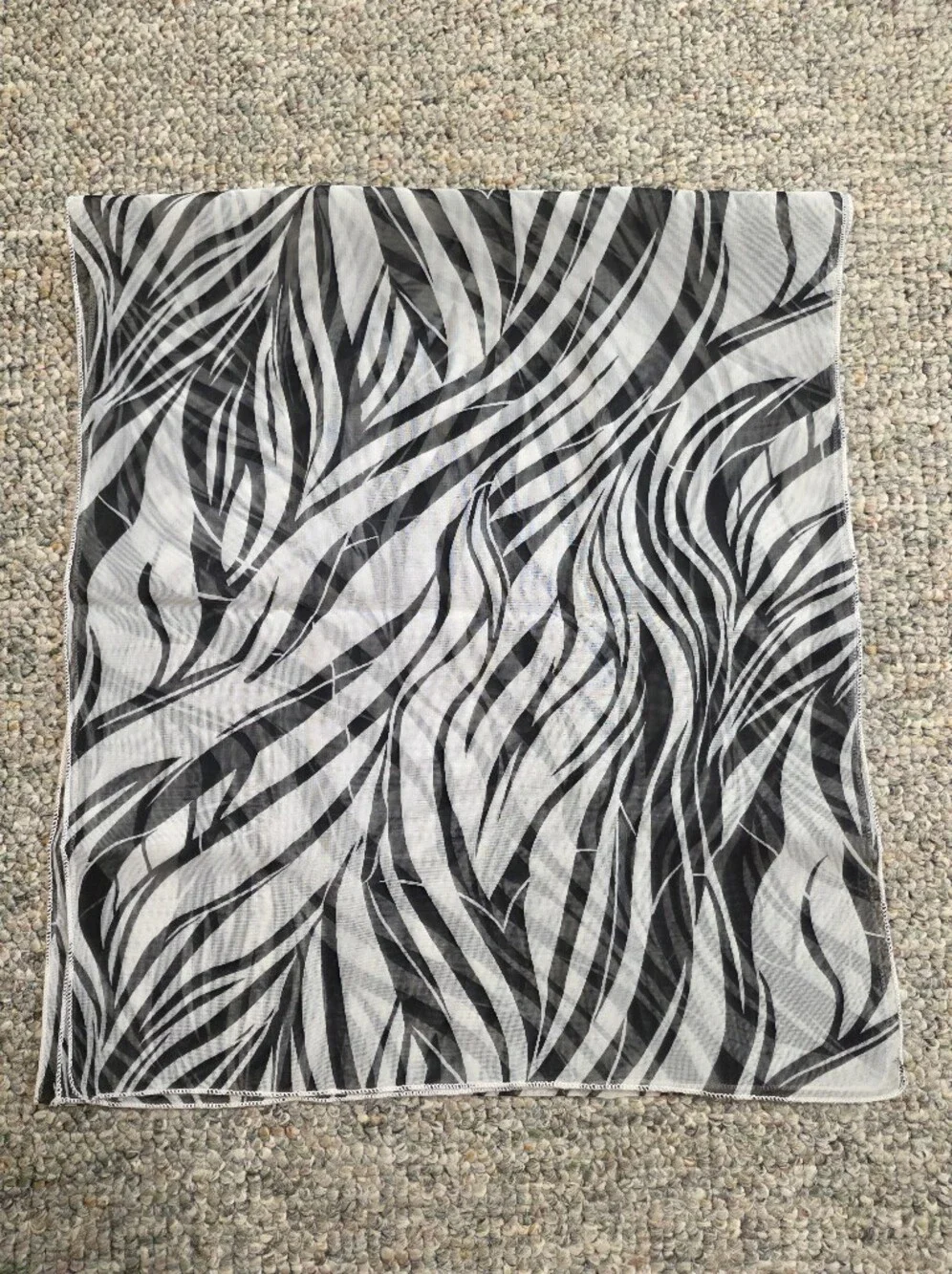 Cejon Accessories Black & White Wavy Leaf Print Oblong Scarf